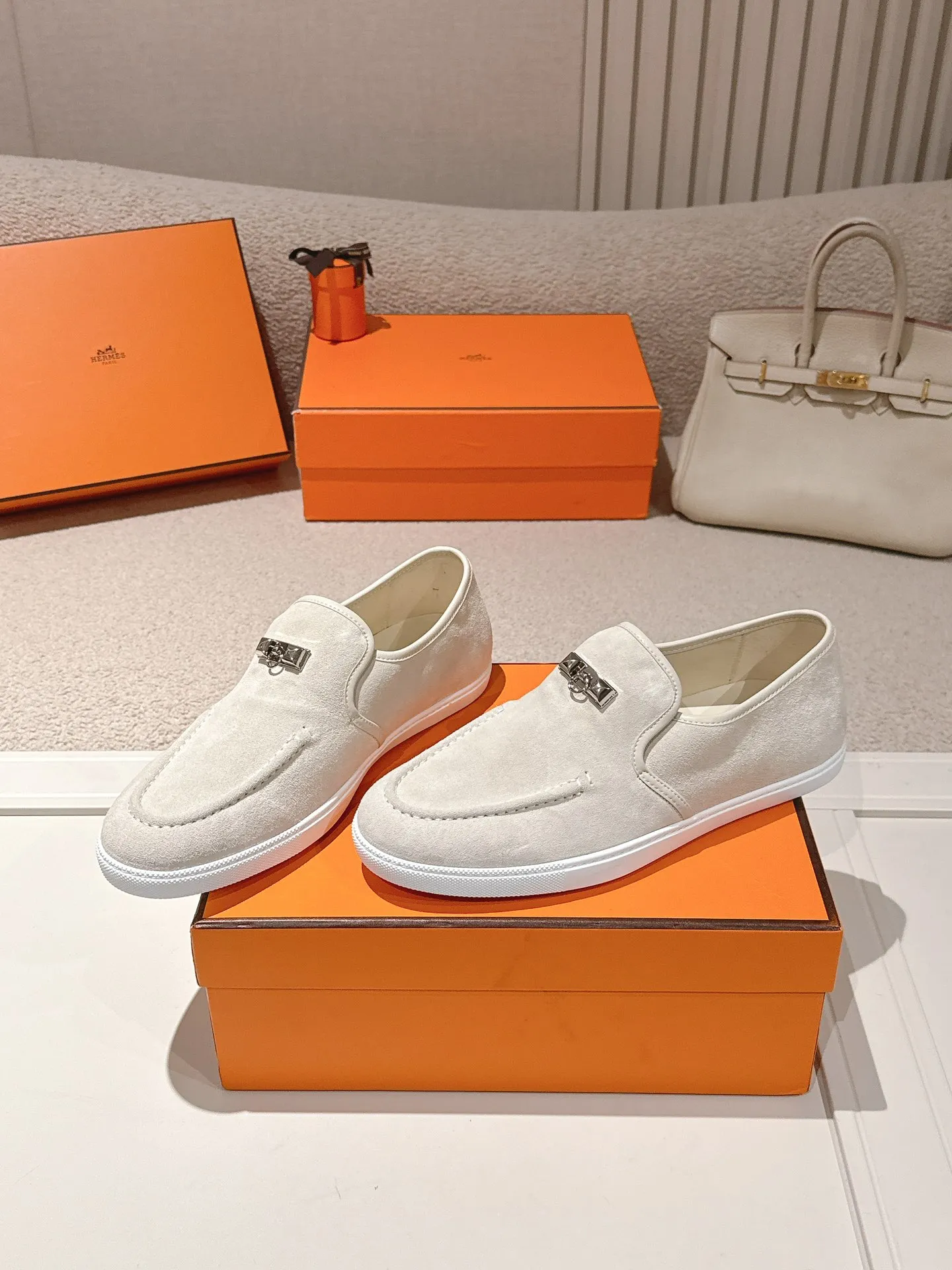 Men's Men's Shoes 600💰 Hermes# Couple Studded Loafers Calfskin and suede goatskin lace-up free sneakers with signature "H" detail. The design is simple and smooth, creating a fashionable urban look. It is comfortable and versatile. H family classics are not outdated, and the delivery counter is exquisitely packaged🛍📦 Fabric: Original customized imported first-layer cowhide/cow down Lining: Imported soft sheepskin Sole: Original open-molded anti-slip TPU material Size: 35-45